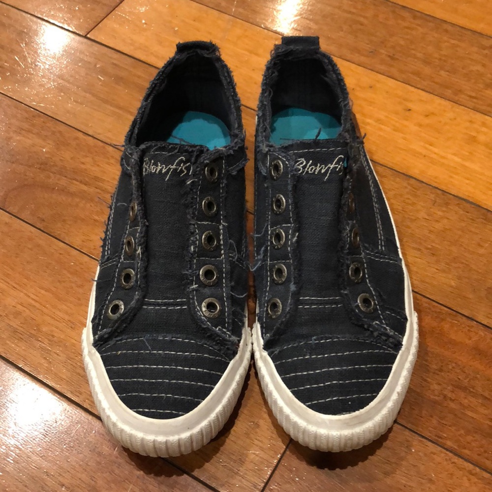 Blowfish slip on sneakers in navy blue. Size 7.5